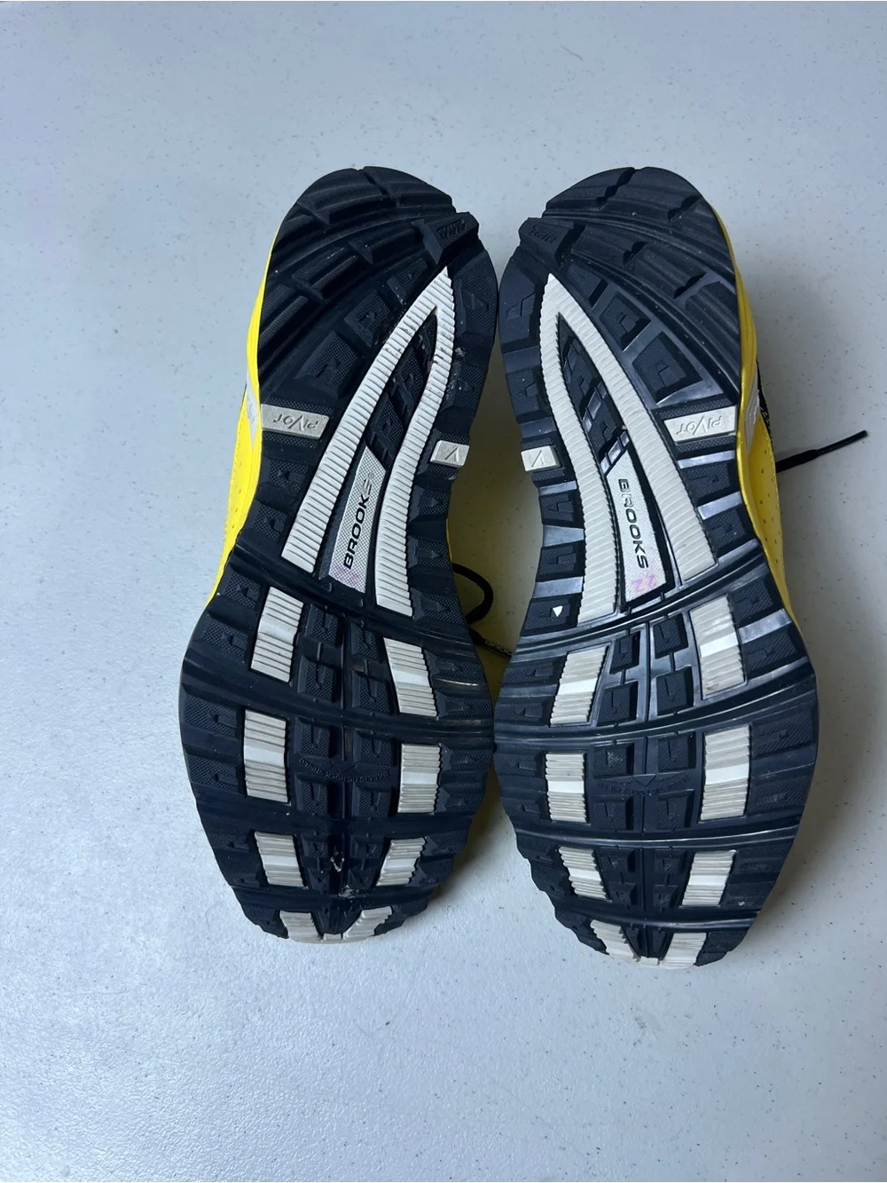 BROOKS CASCADIA YELLOW_BLACK_MOONBEAM